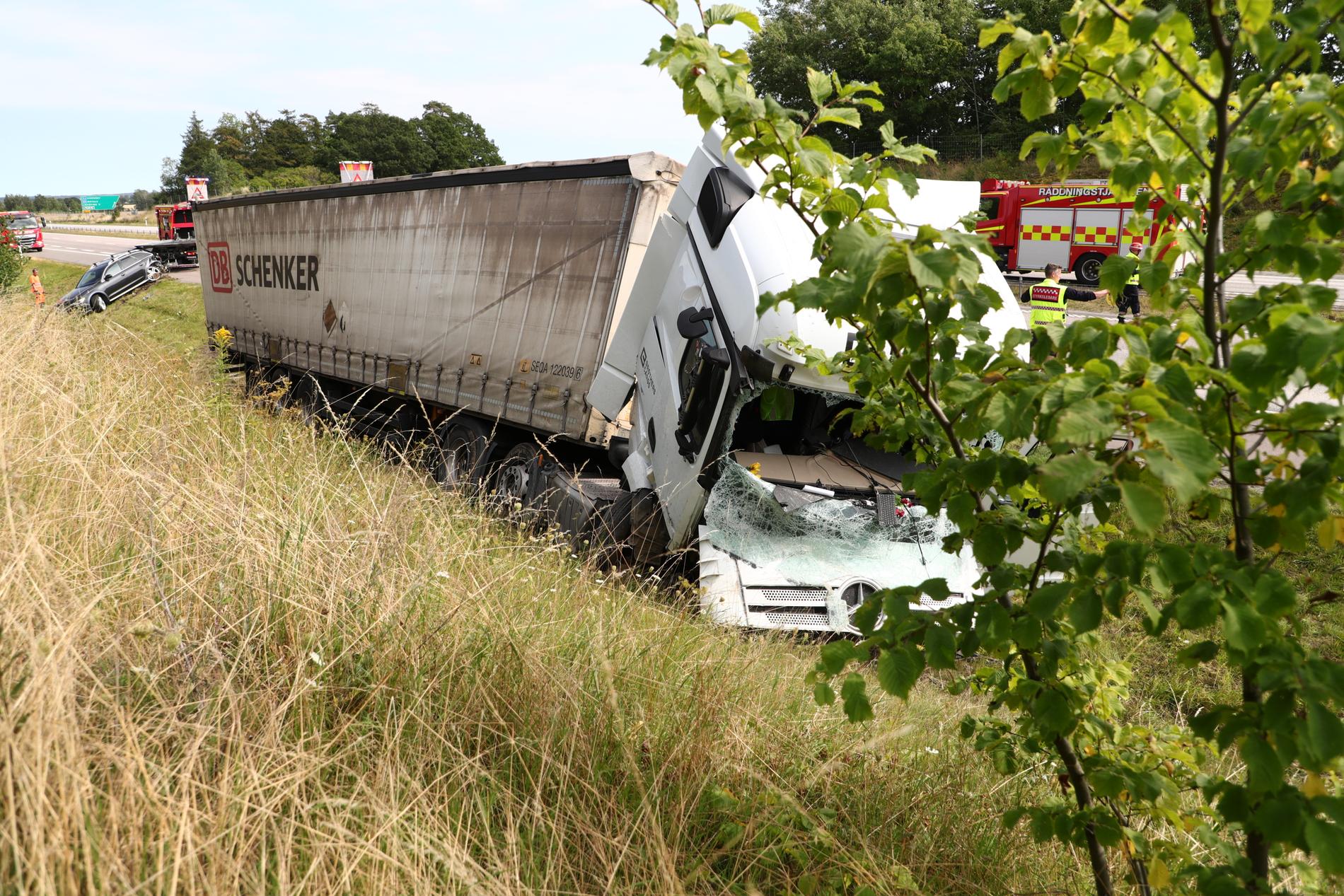 En personbil, en lastbil och en hästtransport var inblandade i den första olyckan. I den andra olyckan var sex personbilar och en lastbil inblandade.