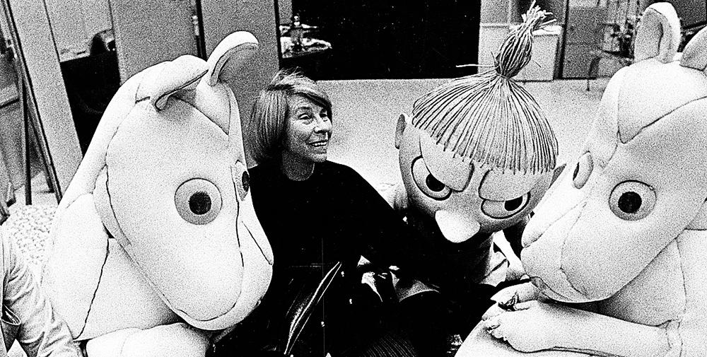 Tove  Jansson med mumin­­figurer 1973.