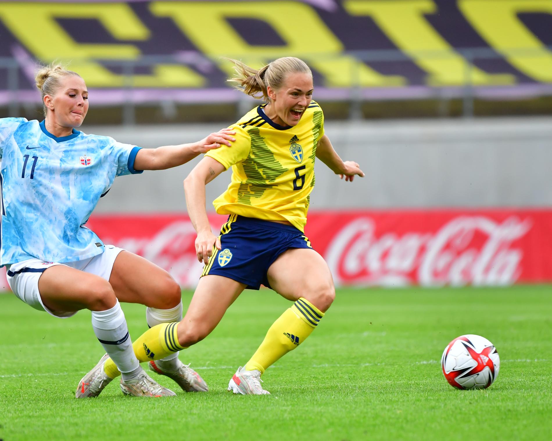 Norges Lisa-Marie Utland och Sveriges Magdalena Eriksson under en landskamp i Kalmar 2021. Arkivbild.