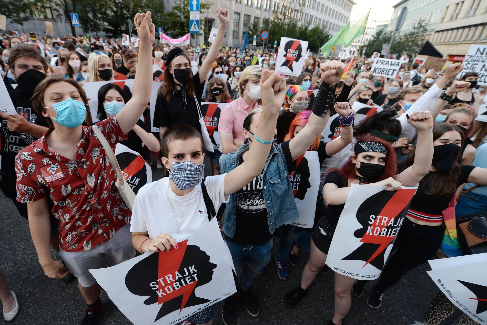 Tusentals människor i Warszawa demonstrerade på fredagen mot regeringens planer på att dra sig ur Istanbulkonventionen.