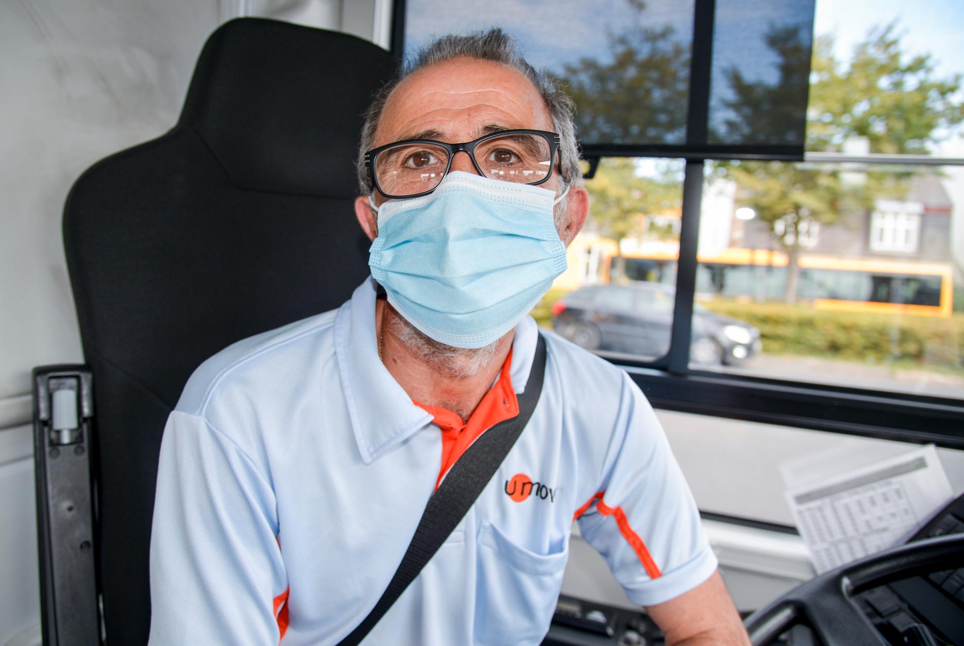 Busschauffören Giovanni Di Pilla i Roskilde bär munskydd för att föregå med gott exempel inför resenärerna.
