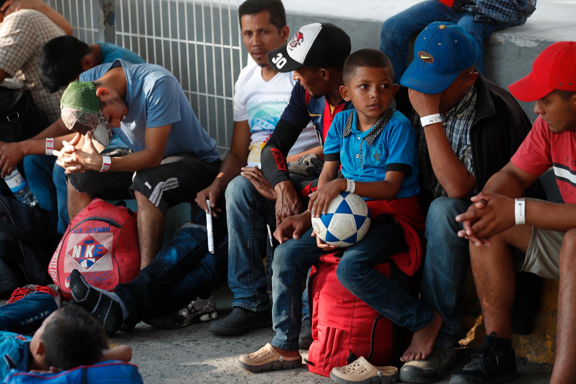 Migranter som registrerat sig får ett armband i väntan på humanitärt visum till Mexiko.
