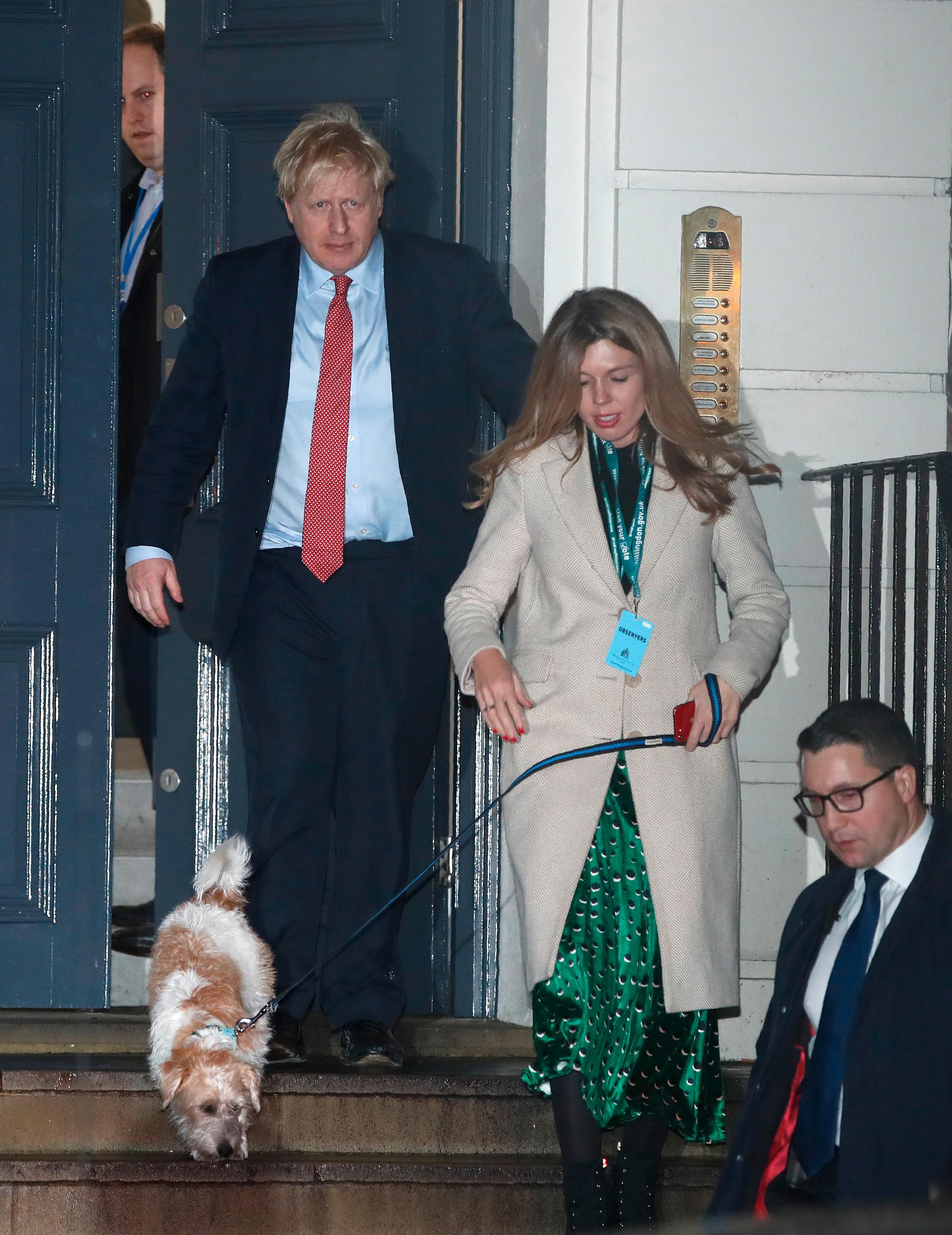 Boris Johnson på väg ut ut Downing Street 10.
