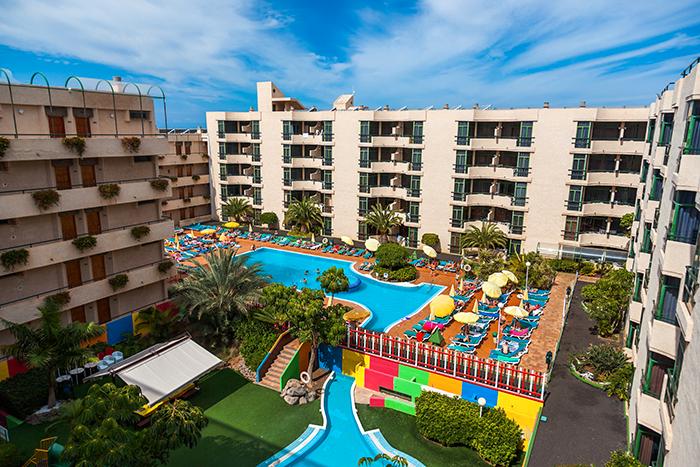 Det finns allt fler  tomma bäddar på Kanarieöarna - nu har hotellen börjat sänka priserna.