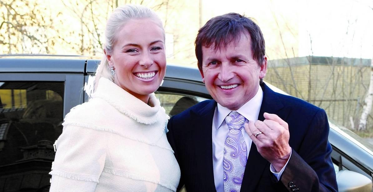 NYGIFTA Miljardären Charles Simonyi gifte sig i helgen med svenska Lisa Persdotter. Han är mer än dubbelt så gammal.
