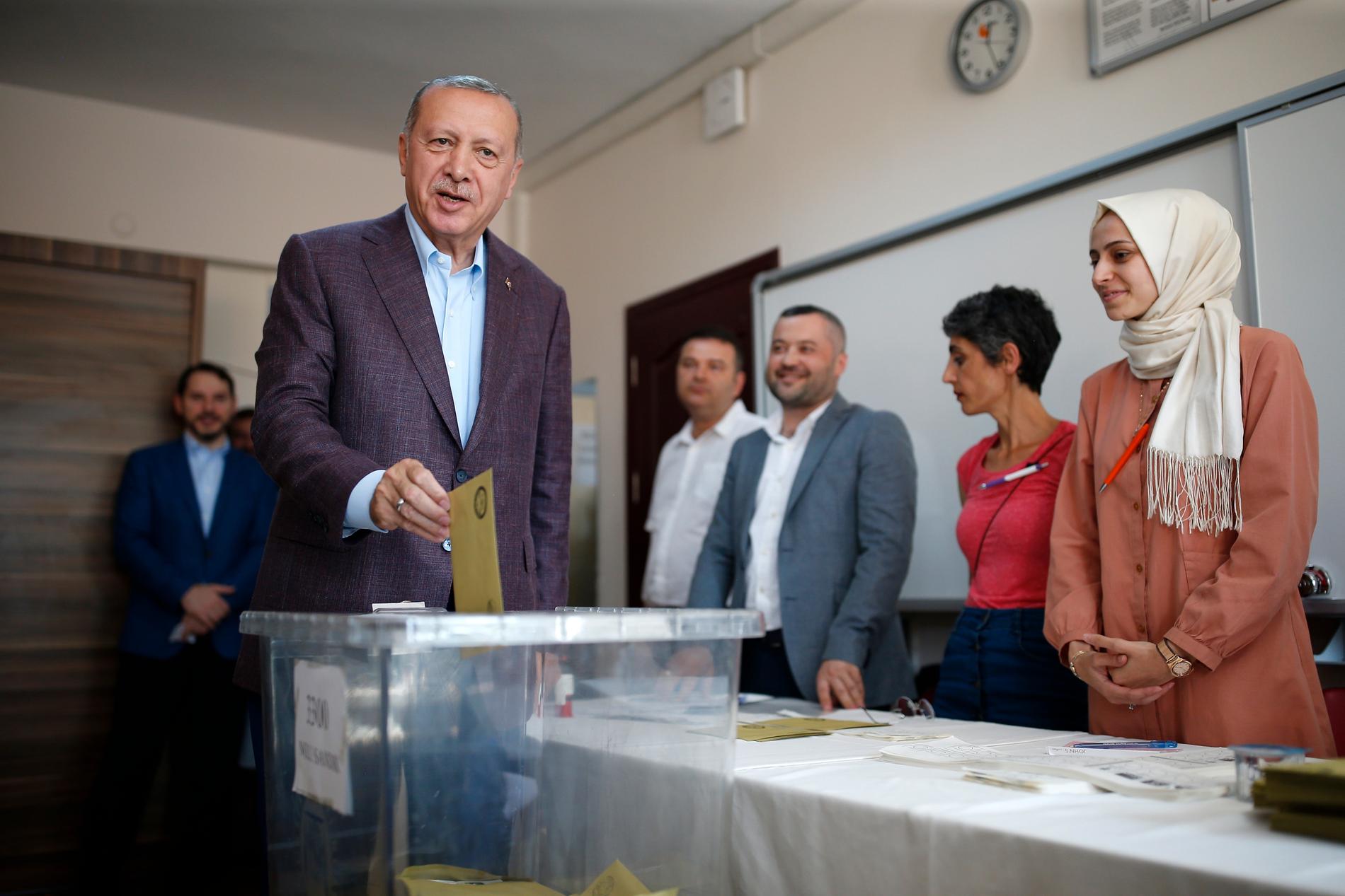 Turkiets president Recep Tayyip Erdogan röstar i en vallokal i Istanbul.