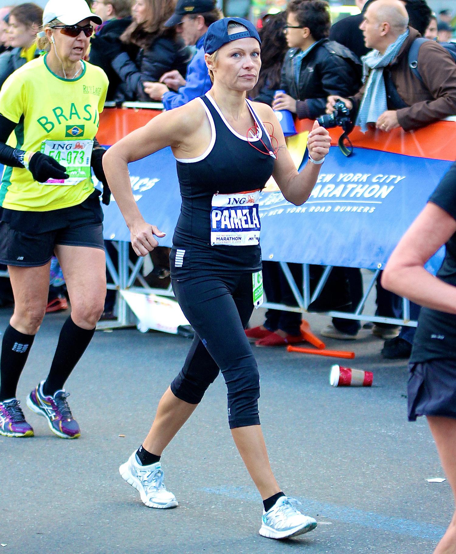 Pamela Anderson sprang New York-maraton tillsammans med sin bror Gerry.