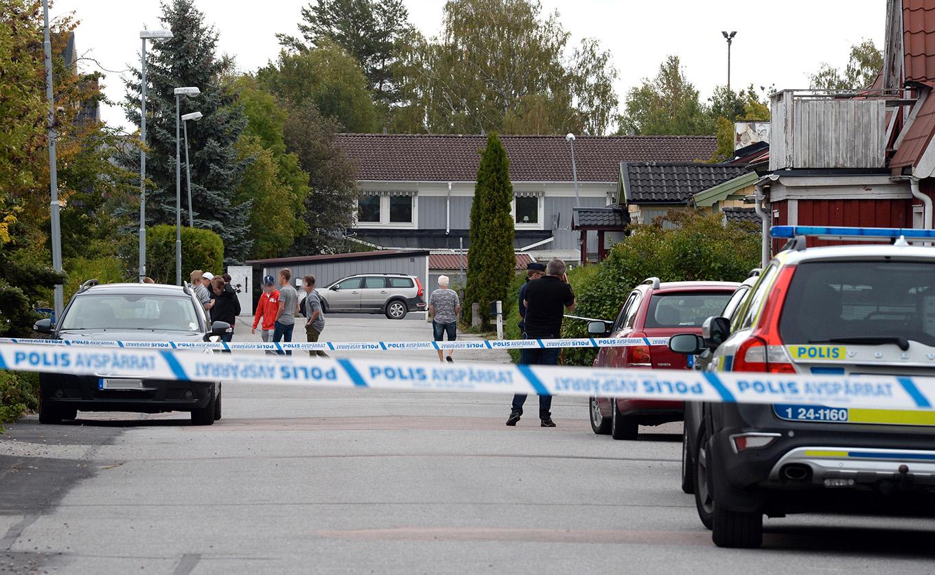 Polis på plats i Tillberga efter larm om farliga föremål. 