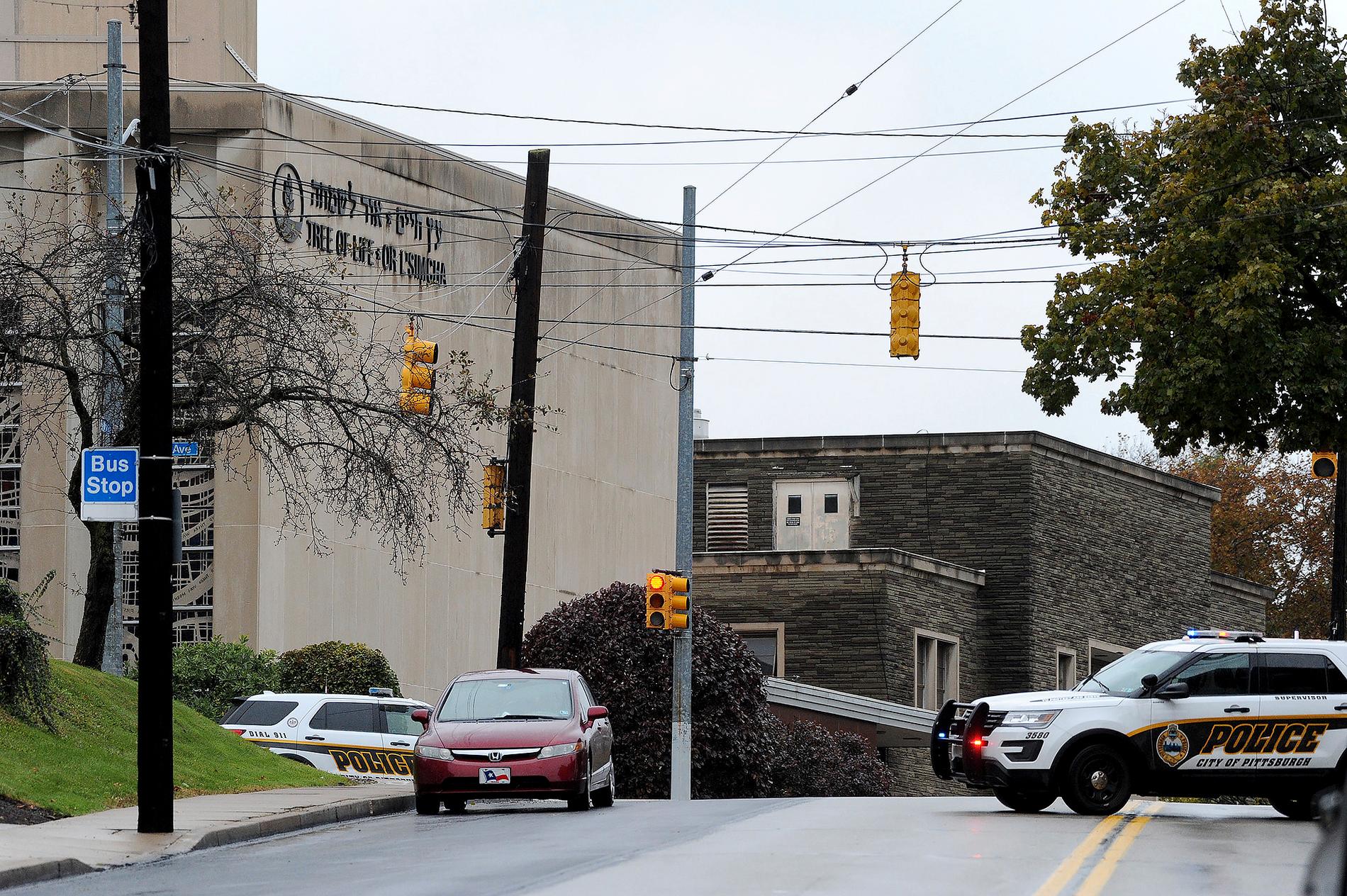 Elva personer sköts ihjäl inne i synagogan Tree of Life i Squirrel Hill i Pittsburgh, USA.