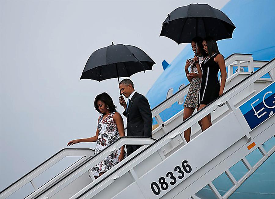 Obama med familj - mot kubansk mark.