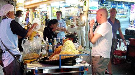 Turister köper mat på populära Khao San Road i Bangkok. Thailands huvudstad är ett av de områden som drabbats hårdast av Denguefeber-utbrottet.
