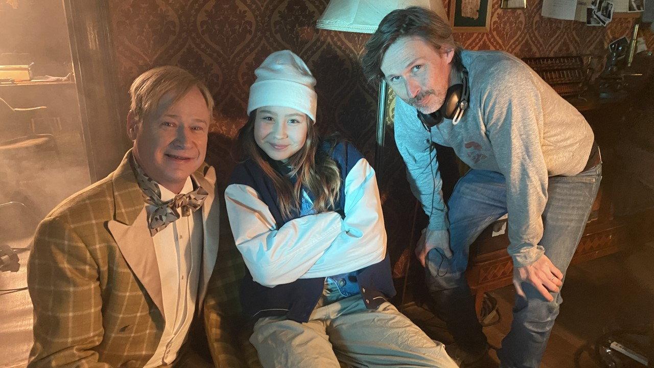 Robert Gustafsson, Sora Elding och regissören Gustaf Åkerblom under inspelningen av "Ture Sventon och den magiska lampan". Pressbild.