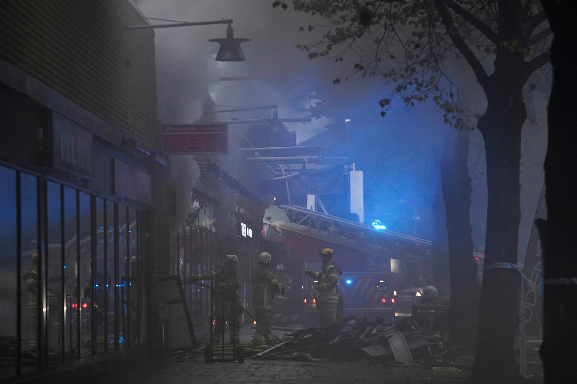 En stor räddningsinsats pågår fortfarande på platsen för explosionen på Övre Husargatan i Göteborg.