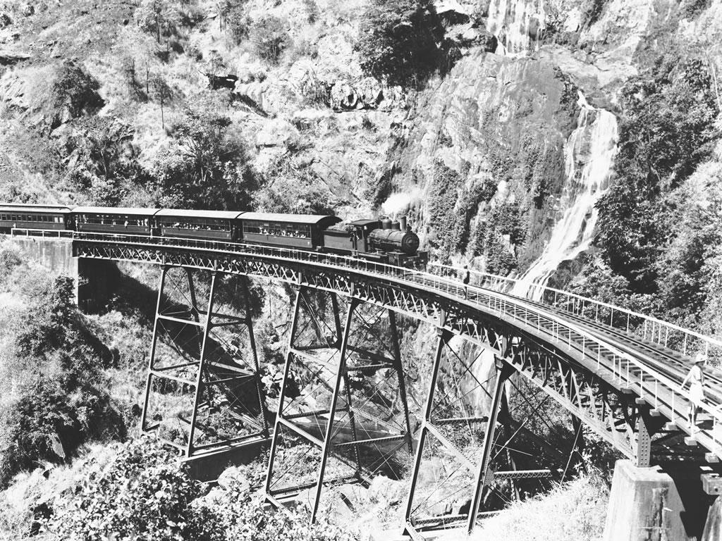 Kurunda Scenic Railway, Australien En timme och 45 minuter tar det att åka mellan Cairns och Kurunda, bland annat genom Barron Gorge National Park med vattenfall och regnskog om vartannat. På bilden passerar ett tåg över Stoney Creek Bridge, invigd 1891. För att kunna dra järnvägen genom ravinen krävdes 15 tunnlar, 93 kurvor och ett dussin broar.
 Kolla in billigaste flygen till Australien här.