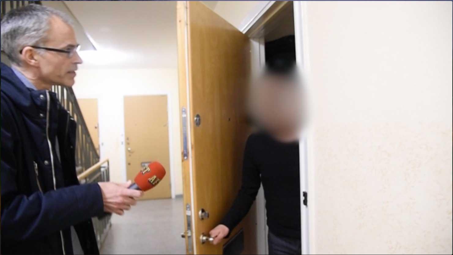 När Aftonbladets reporter Joachim Kerpner knackar på hemma hos psykologen stänger han dörren direkt utan att säga något när han ser mikrofonen och filmkameran.