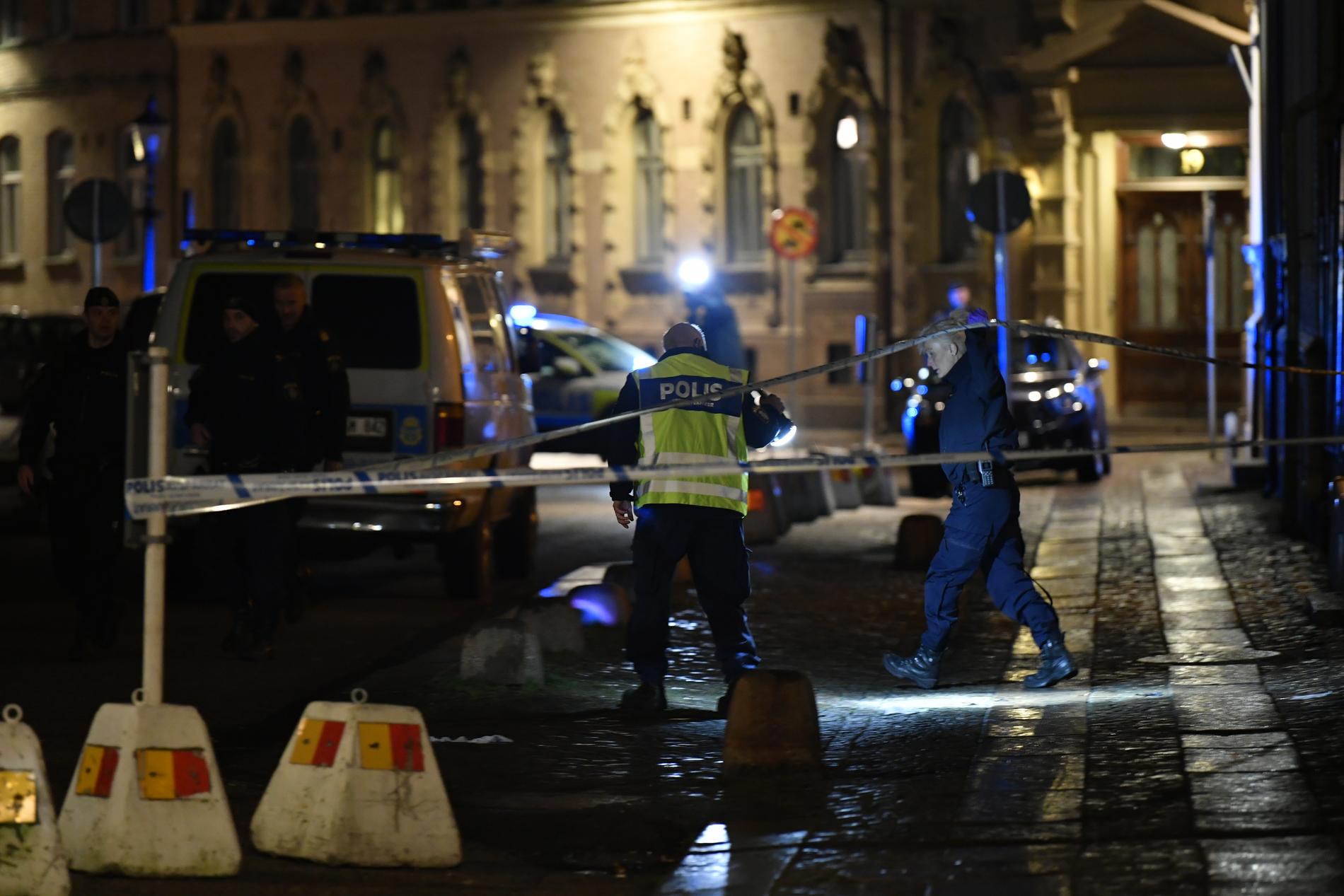 Polisavspärrningar efter brandattacken mot synagogan i Göteborg.