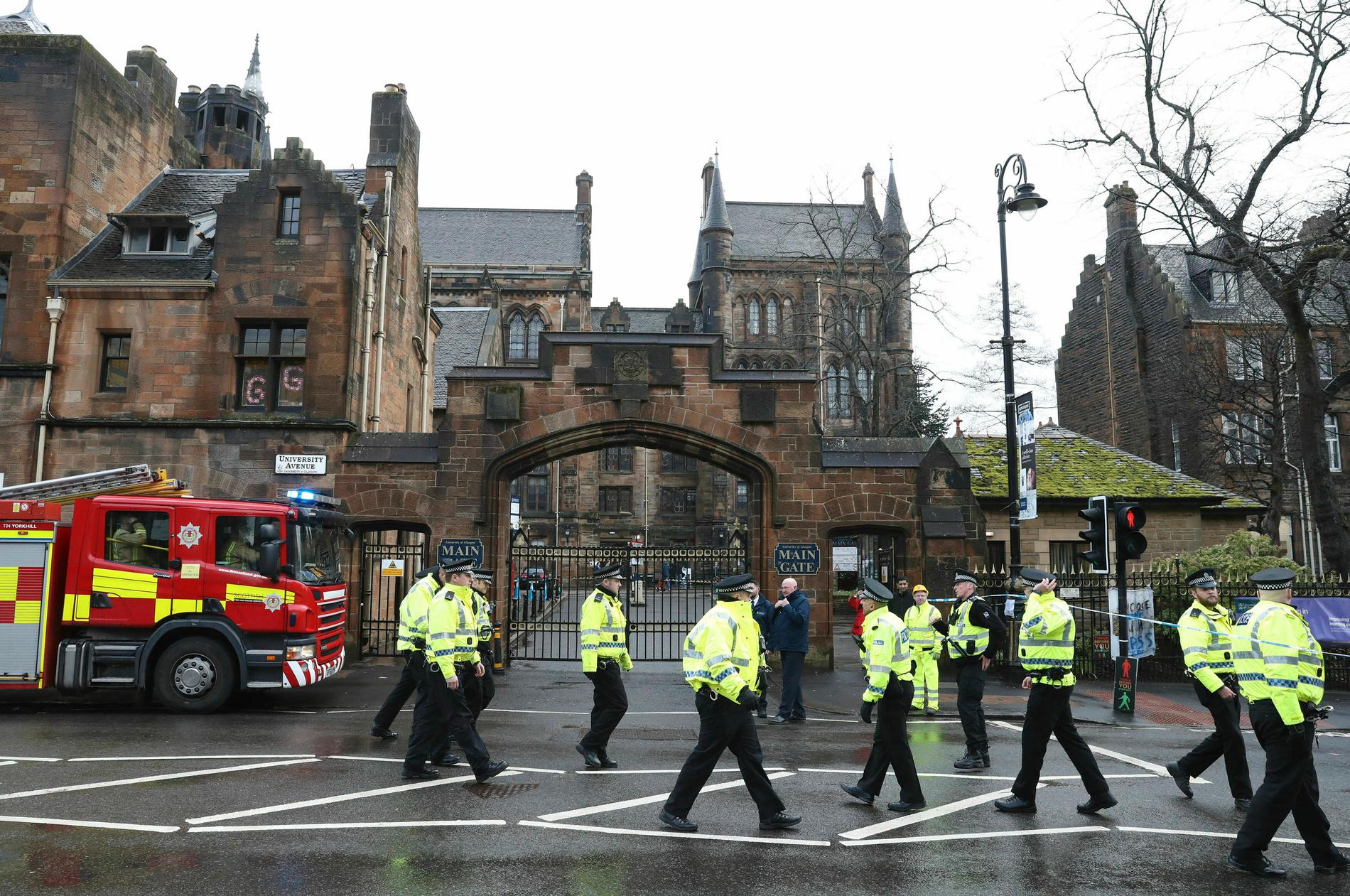 Poliser utanför universitetet i Glasgow som evakuerades med anledning av ett misstänkt paket.