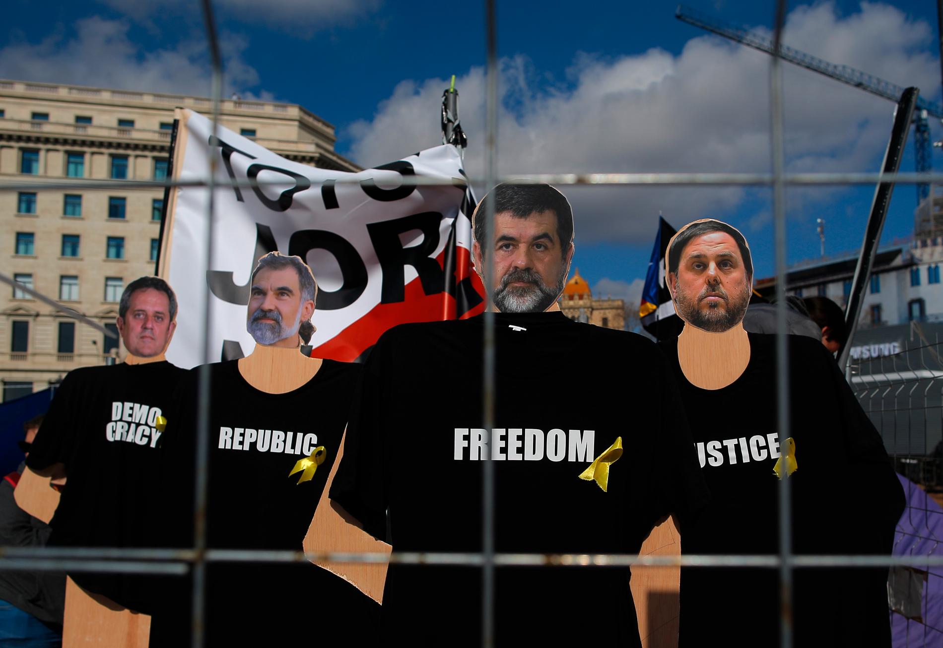 Bilder på Joaquim Forn, Oriol Junqueras, Jordi Cuixart och Jordi Sànchez under en demonstration i centrala Barcelona förra året mot fängslandet av de katalanska ledarna. Arkivbild.