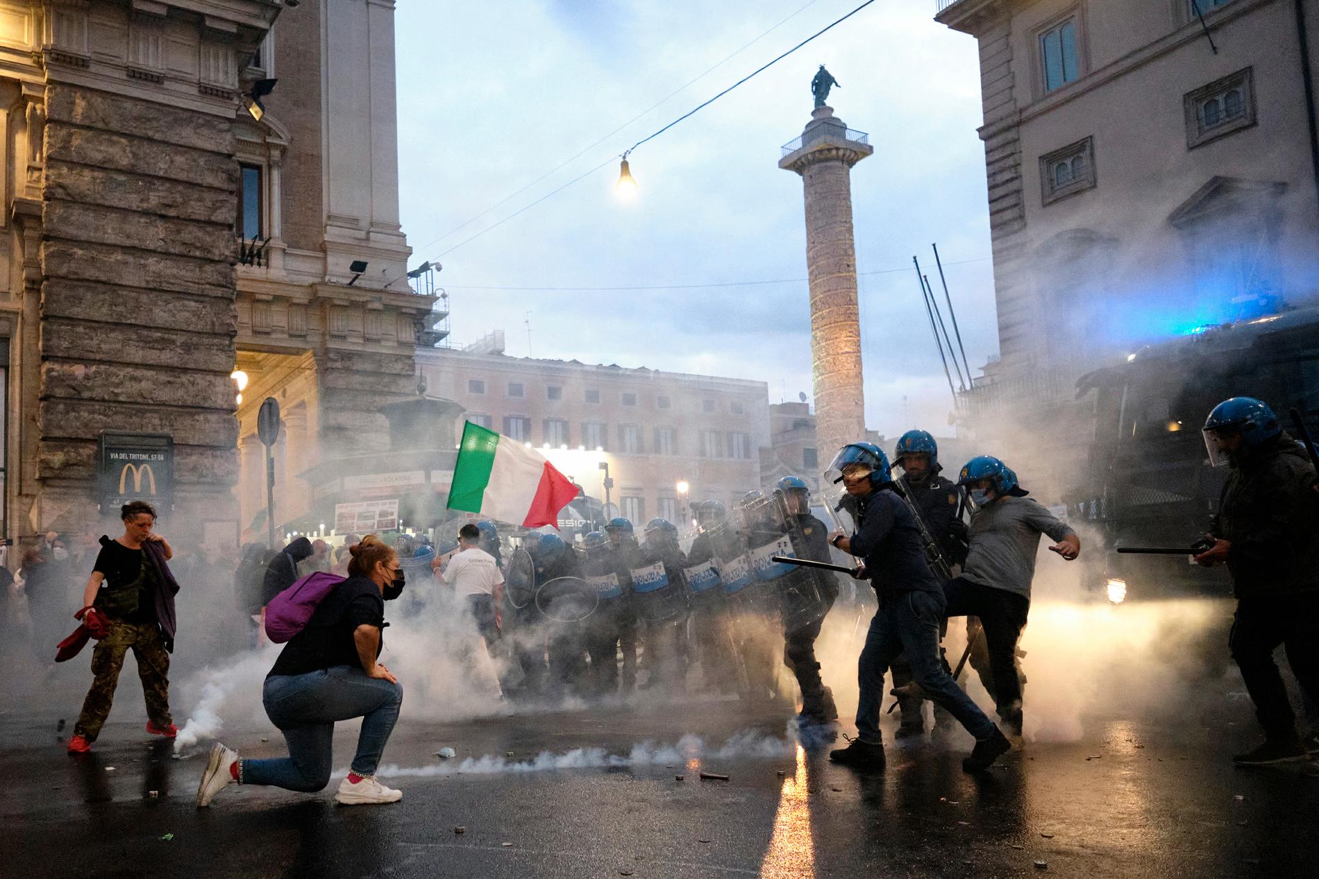 En demonstration mot Italiens strikta arbetsplatsrestriktioner i Rom, tidigare i oktober.