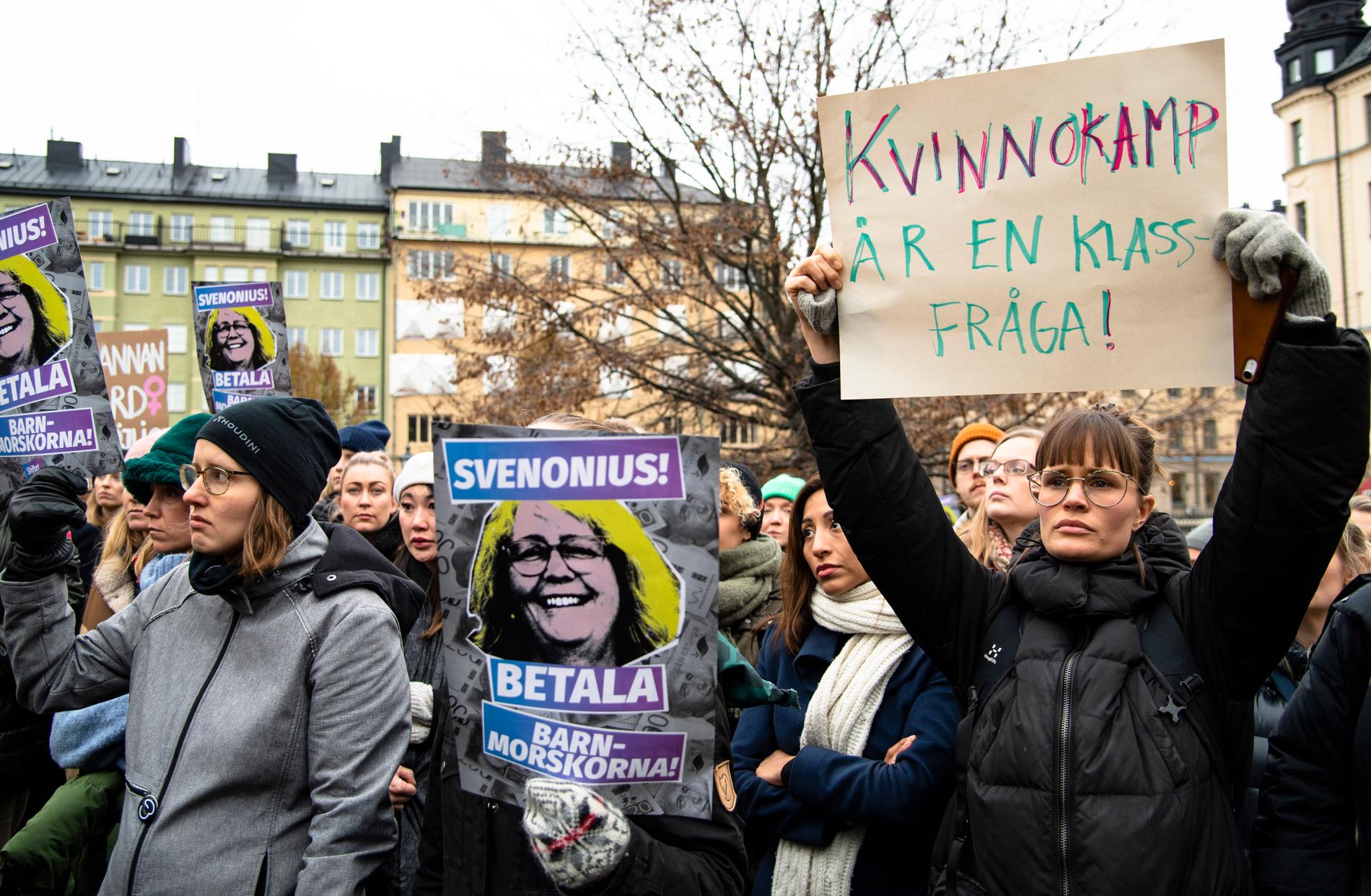 Barnmorskorna i Stockholm har under vintern protesterad mot omöjliga arbetsvillkor. Privatiseringarna i välfärden har urholkat de offentliga resurserna vilket i slutändan påverkar all verksamhet inom skola, vård och omsorg.