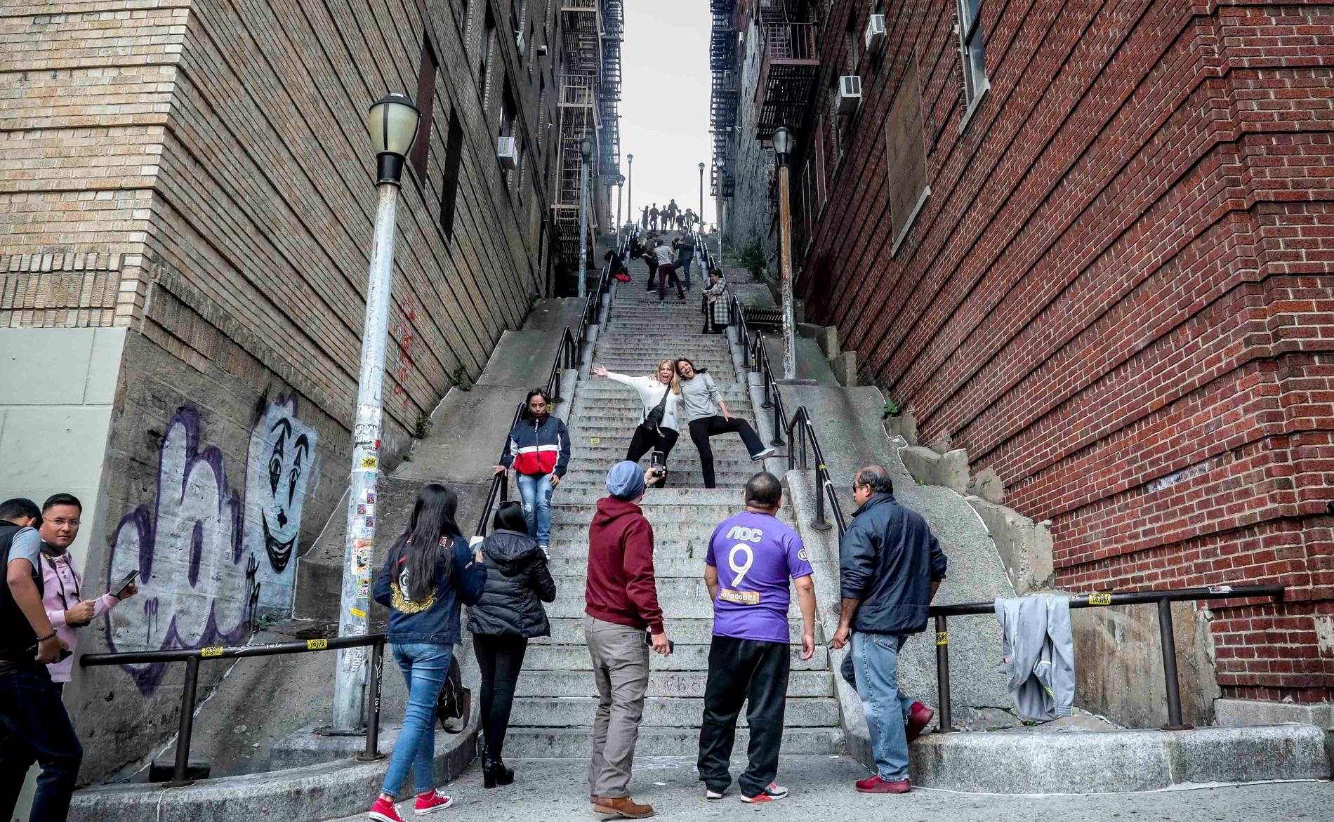 Fans poserar i trappan mellan Shakespeare och Anderson Avenues i Bronx. 