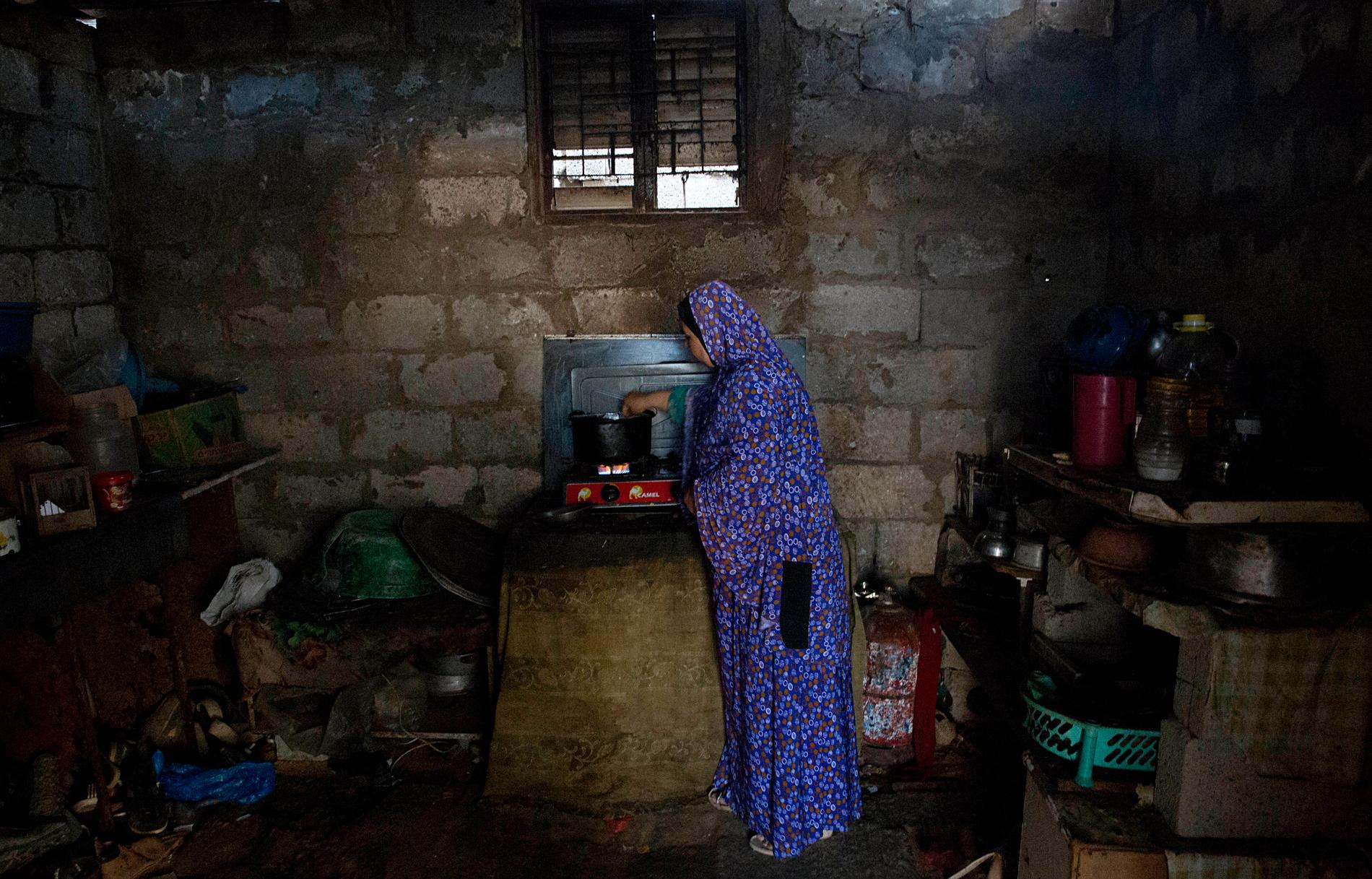 En kvinna lagar mat i ett fattigt slumområde i utkanten av Khan Younis i södra Gazaremsan. Arkivbild.