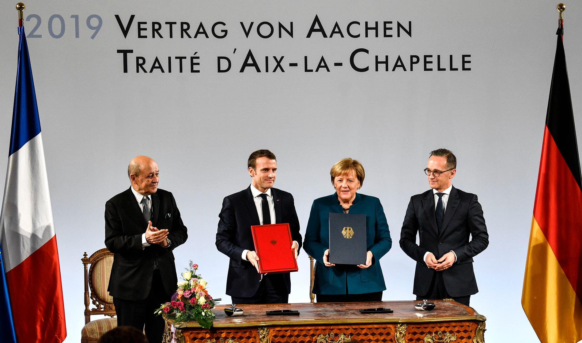 Frankrikes president Emmanuel Macron och Tysklands förbundskansler Angela Merkel, omgivna av sina utrikesministrar Jean-Yves Le Drian och Heiko Maas, efter undertecknandet av Aachen-fördraget.