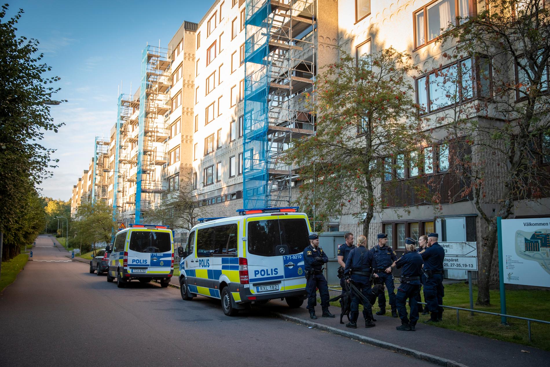 Polisen på plats i Göteborgsförorten Hjällbo efter att ett kriminellt gäng upprättat vägspärrar.