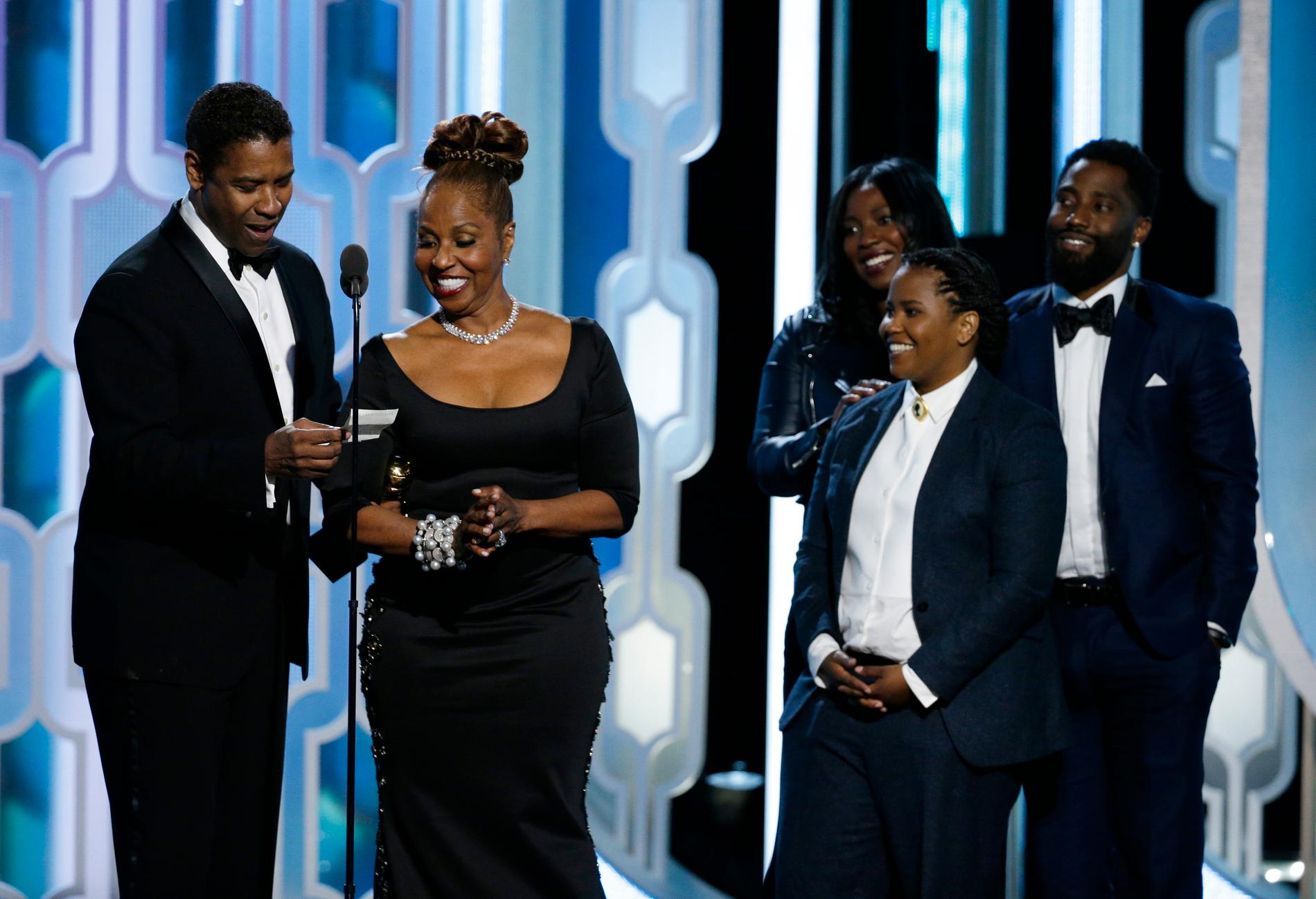 Denzel Washington vann hederspriset Cecil B DeMille award och drog med sig nästan hela familjen upp på scenen.
