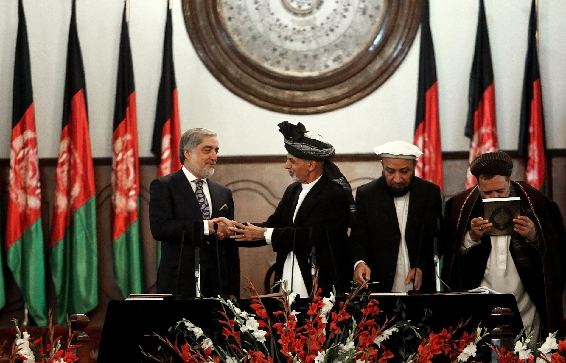 President Ashraf Ghani, till höger, skakar hand med chefsminister Abdullah Abdullah under en ceremoni 2014. Bägge har utropat sig till segrare i årets presidentval.
