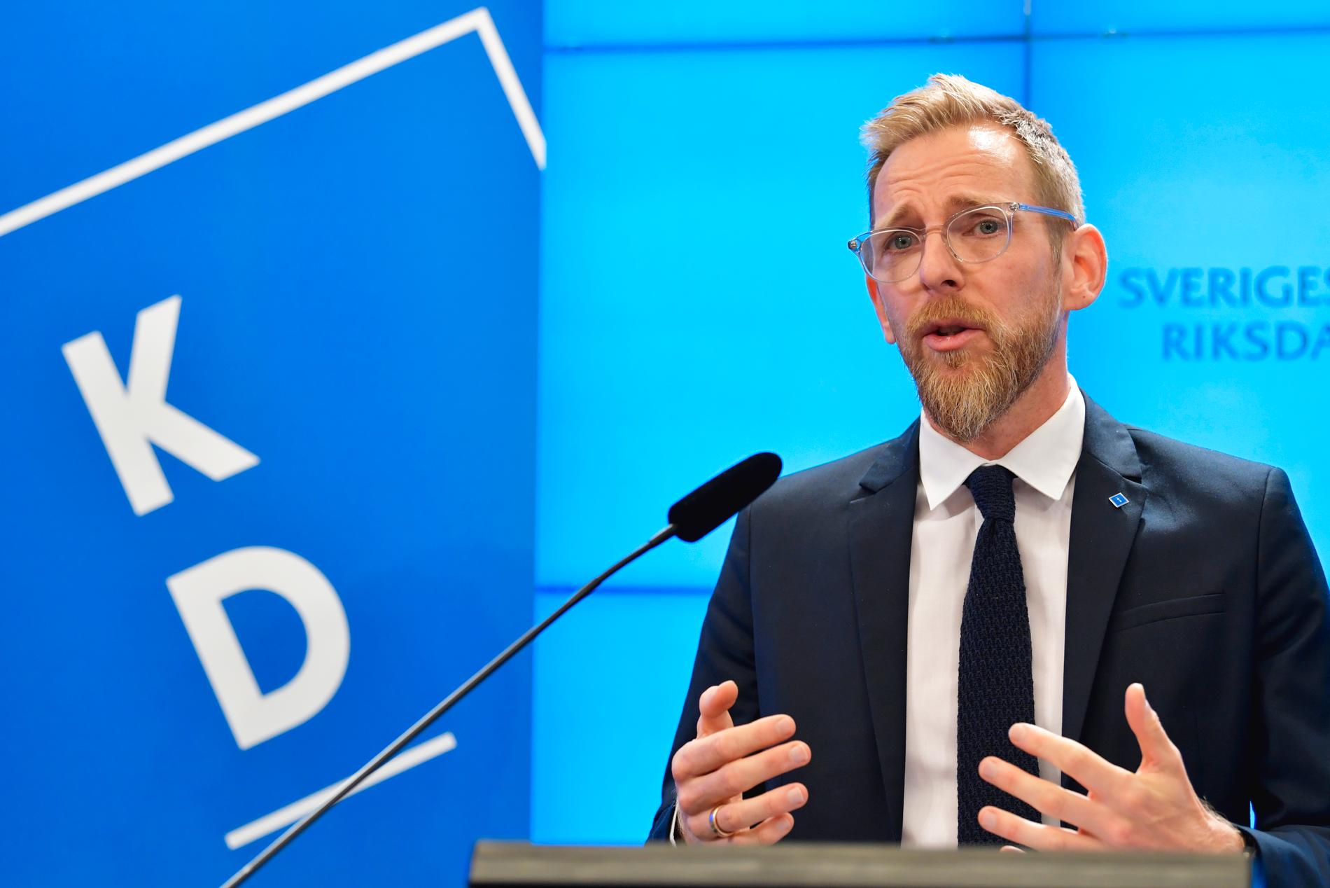 Jakob Forssmed (KD) kommenterar regeringens budgetproposition under en pressträff i riksdagen.