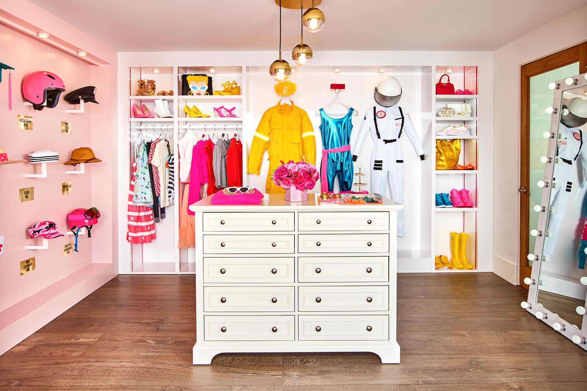 Vad vore Barbies hus utan en garderob full av kläder? 
