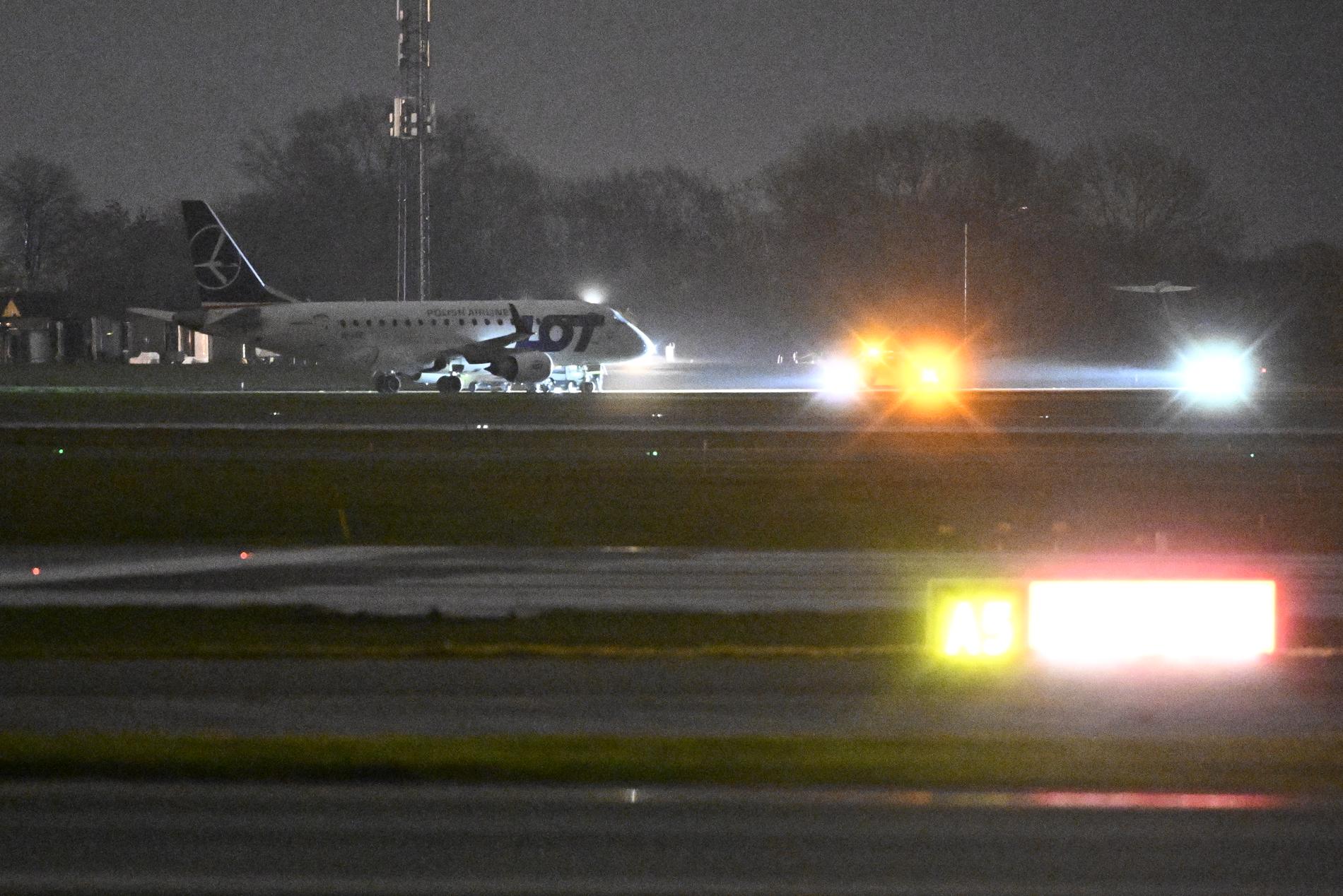 Polis på plats på Köpenhamns flygplats Kastrup efter ett larm från ett flygplan som ankommit från Warszawa på måndagskvällen.