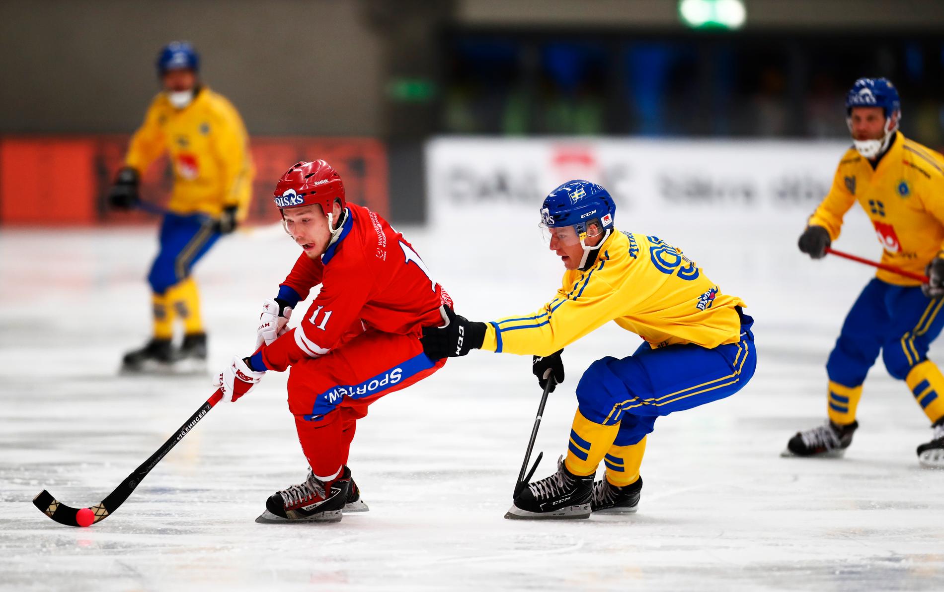 Erik Pettersson försöker stoppa ryske Vadim Chernov i bandy-VM:s premiärmatch i Vänersborg. Sverige vann med 6–4 mot Ryssland.