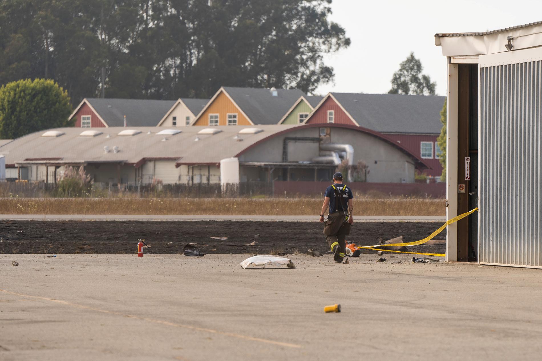 Flera omkom när två mindre flygplan krockade vid en flygplats i norra Kalifornien under torsdagen. Här går en brandman bland vrakresterna på Watsonvilles flygplats.