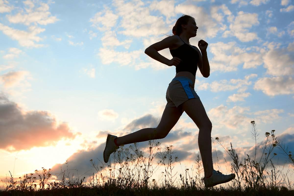 Att träna hårt har blivit en statusmarkör. Den som tränar till ett maraton anses vara bättre än alla andra, fast forskning visar att den som tränar måttligt lever längre, skriver debattören.