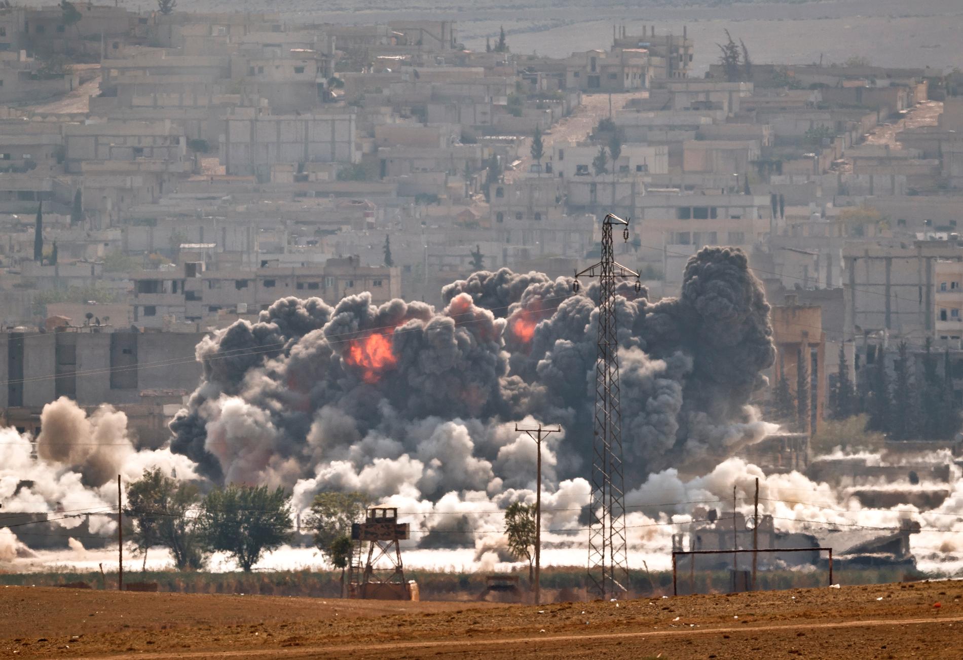 En av terrorgruppen IS posteringar i Kobani i norra Syrien attackeras av den USA-ledda alliansen i oktober 2014.
