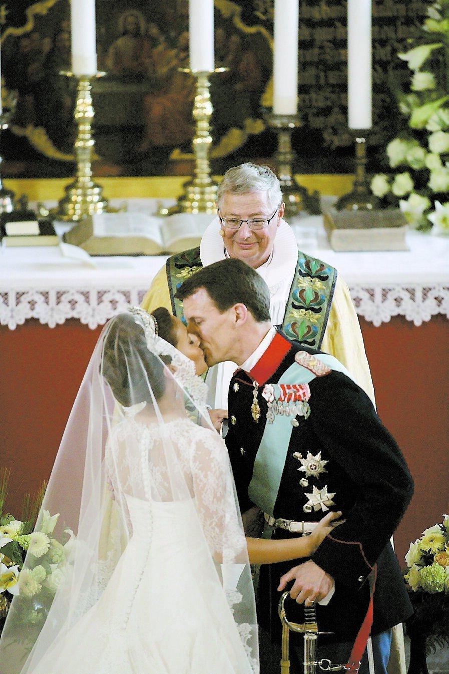 Biskopen Erik Norman Svendsen välsignade paret. Men han tog även upp Joachims skilsmässa och Maries erfarenhet som skilsmässobarn.