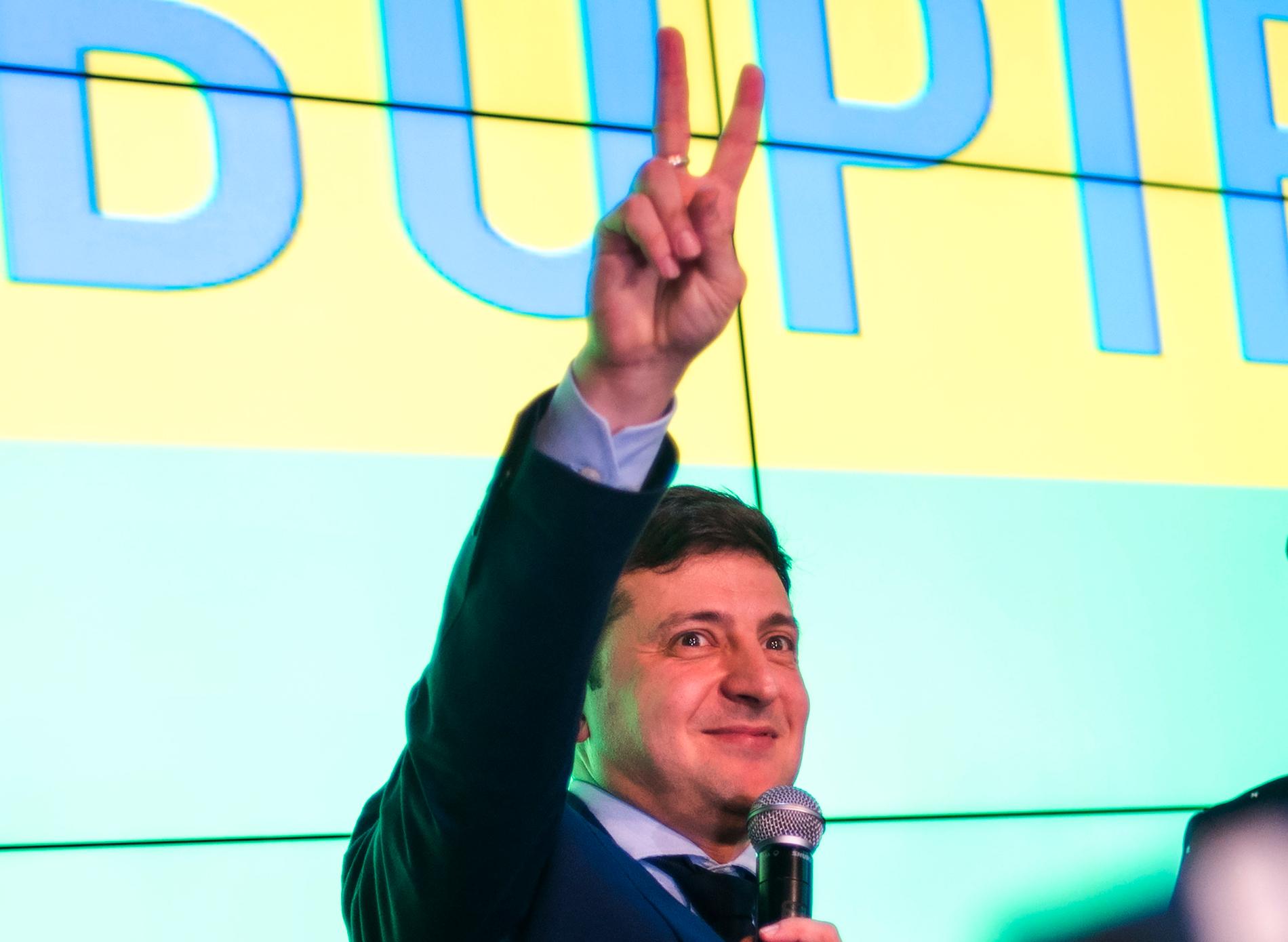 Ukrainas nye president blev som väntat tv-komikern Volodymyr Zelenskyj. Här efter den första valomgången. Arkivbild.