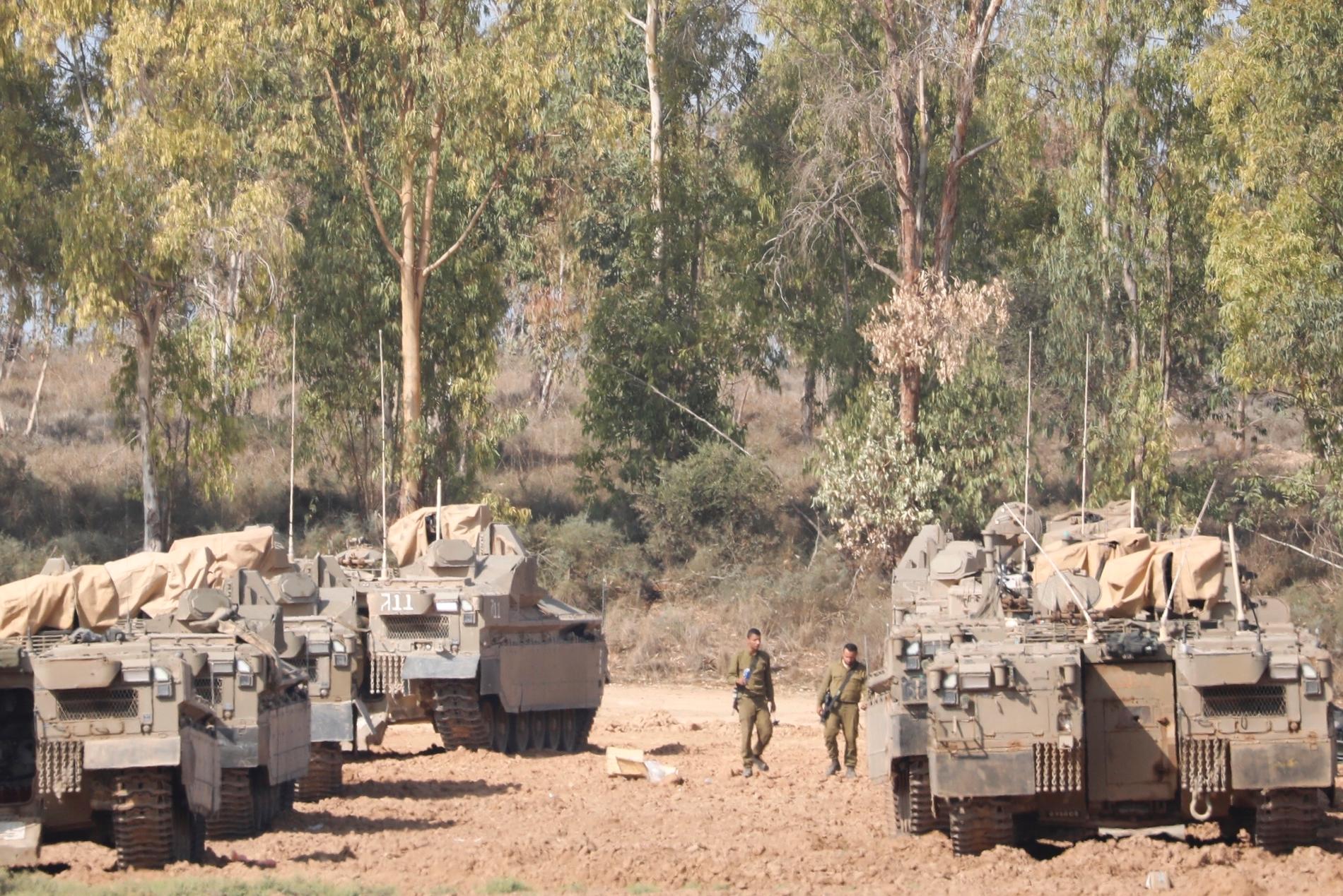 Israeliska soldater och pansarfordon nära gränsen till Gazaremsan på torsdagen.