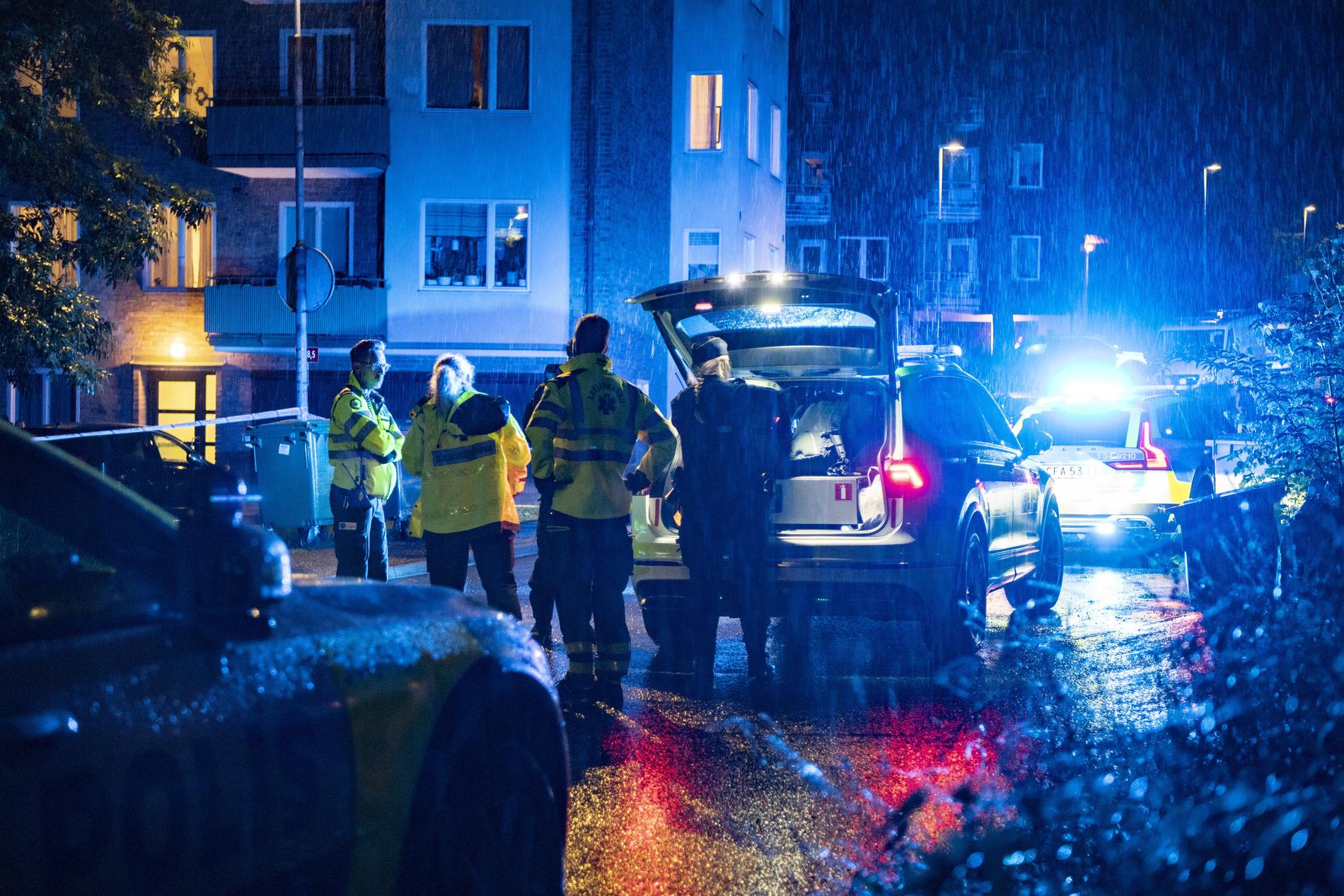 Polisen på plats efter larm om skottlossning i Stocksund i augusti i år. Polisen hittade en bil med skotthål i och med sönderskjuten framruta. En man fördes till sjukhuset med svåra skottskador. Fyra personer greps.