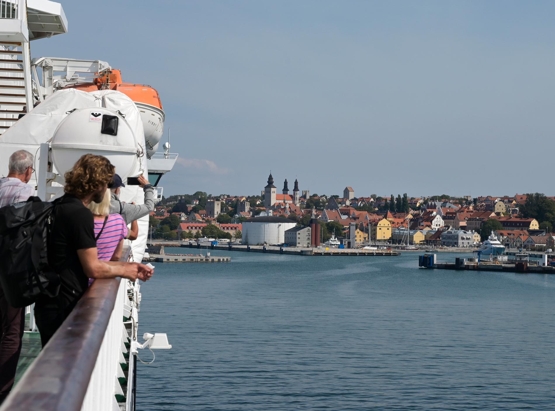 Passagerare på en Gotlandsfärja ser Visby hamn närma sig. Bild från i slutet på förra sommaren. 