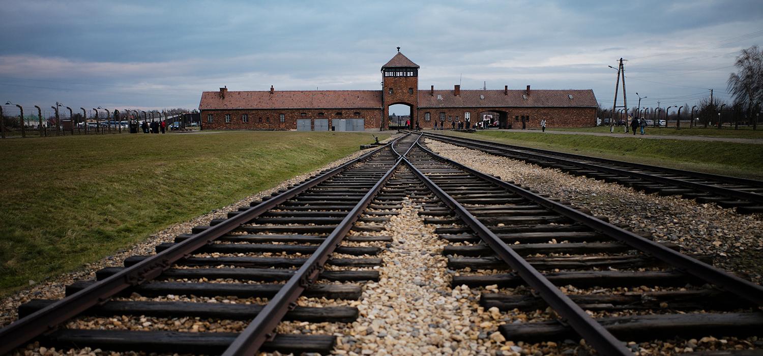 Järnvägsspåren till Auschwitz.