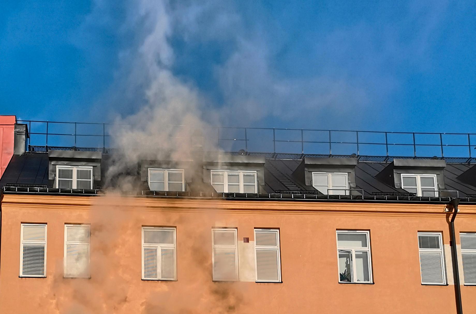 En person har skadats i samband med en lägenhetsbrand i centrala Sundbyberg.