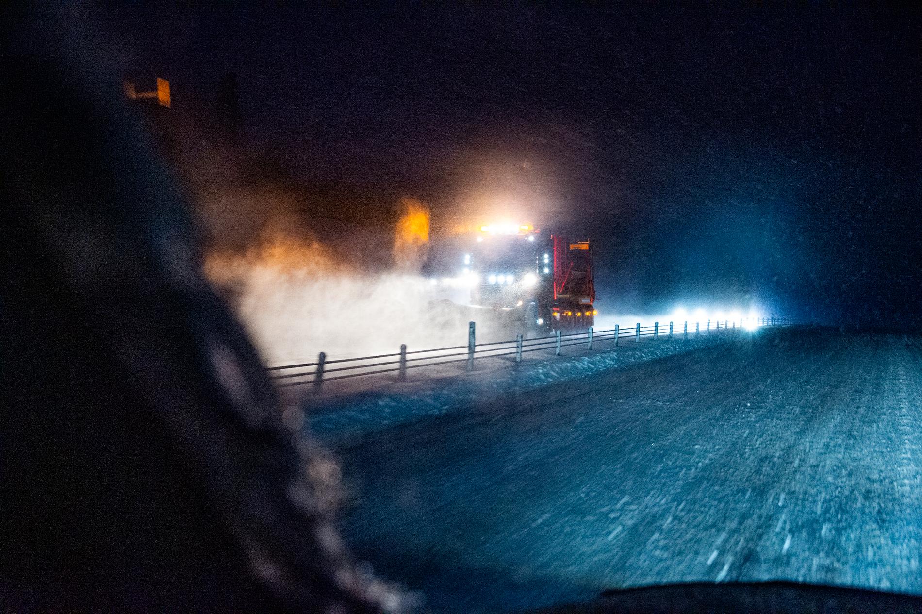 Plogbil efter riksväg 60 i Dalarna plogar bort snö på söndagsmorgonen