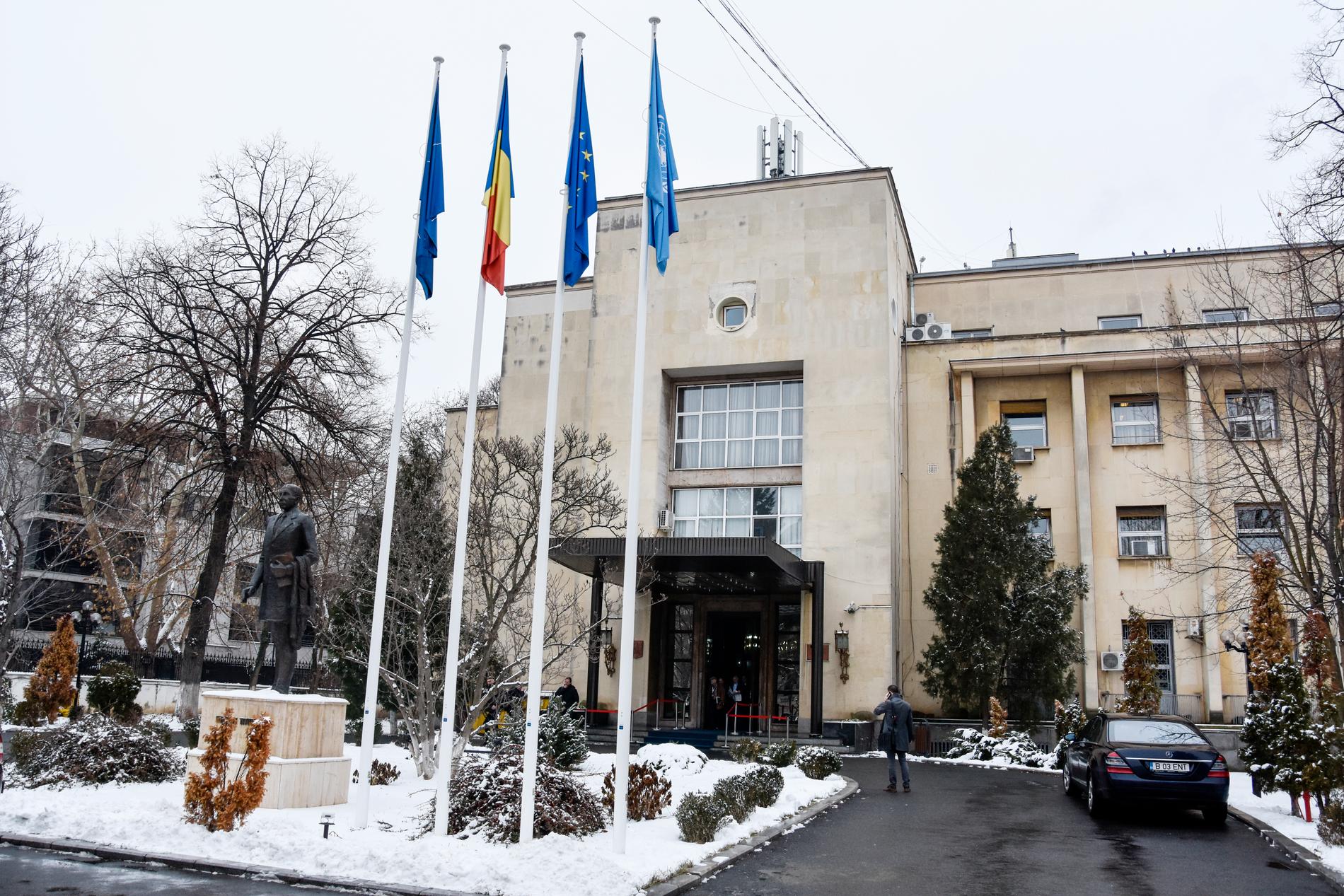 Slaskande nysnö omger det rumänska utrikesdepartementets högkvarter i huvudstaden Bukarest.