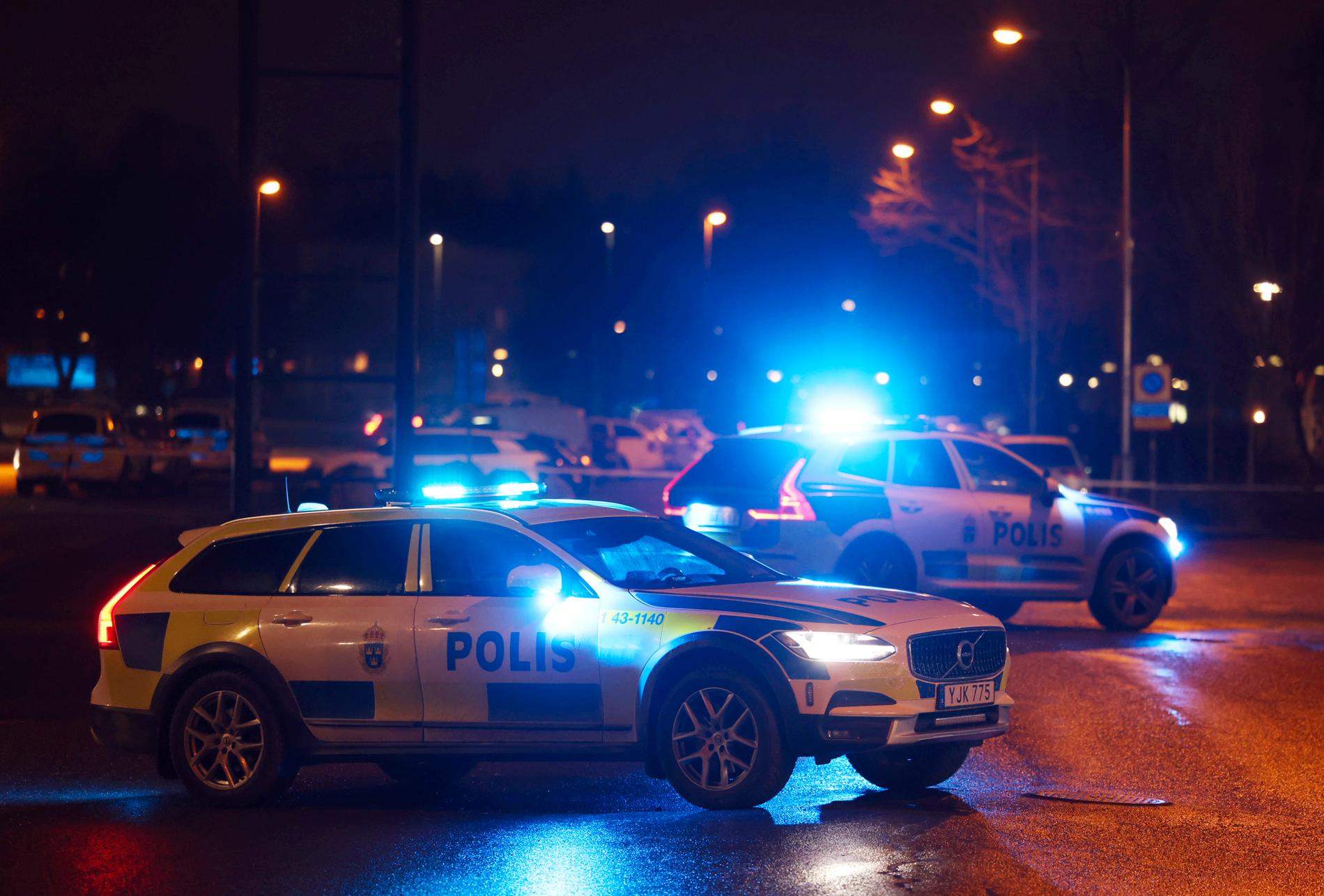 Polis på plats i Årby i Eskilstuna efter skjutningen.