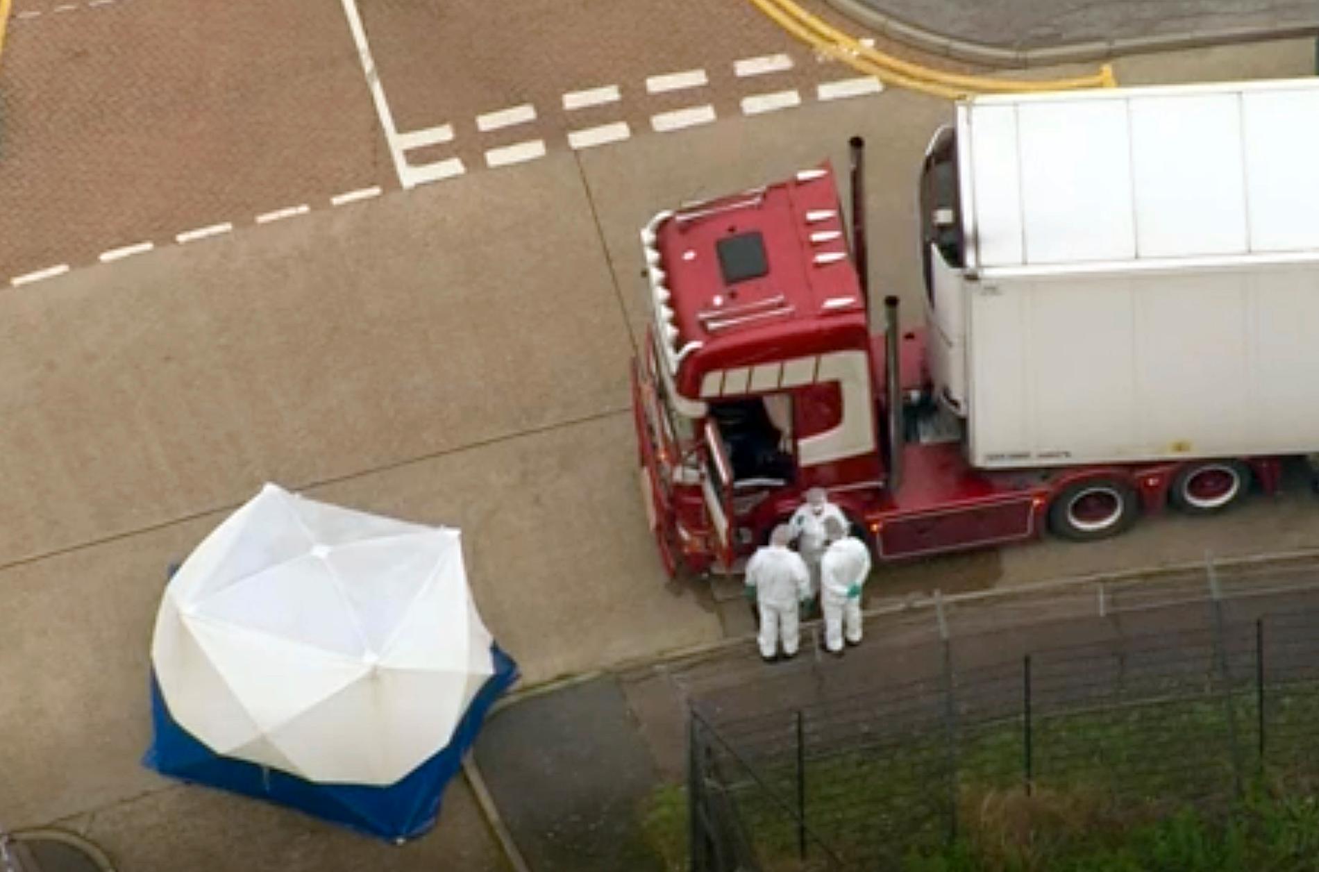 Kriminaltekniker undersöker lastbilen i Grays, öster om London. Mordutredningen som inletts är en av de största i Storbritanniens historia.