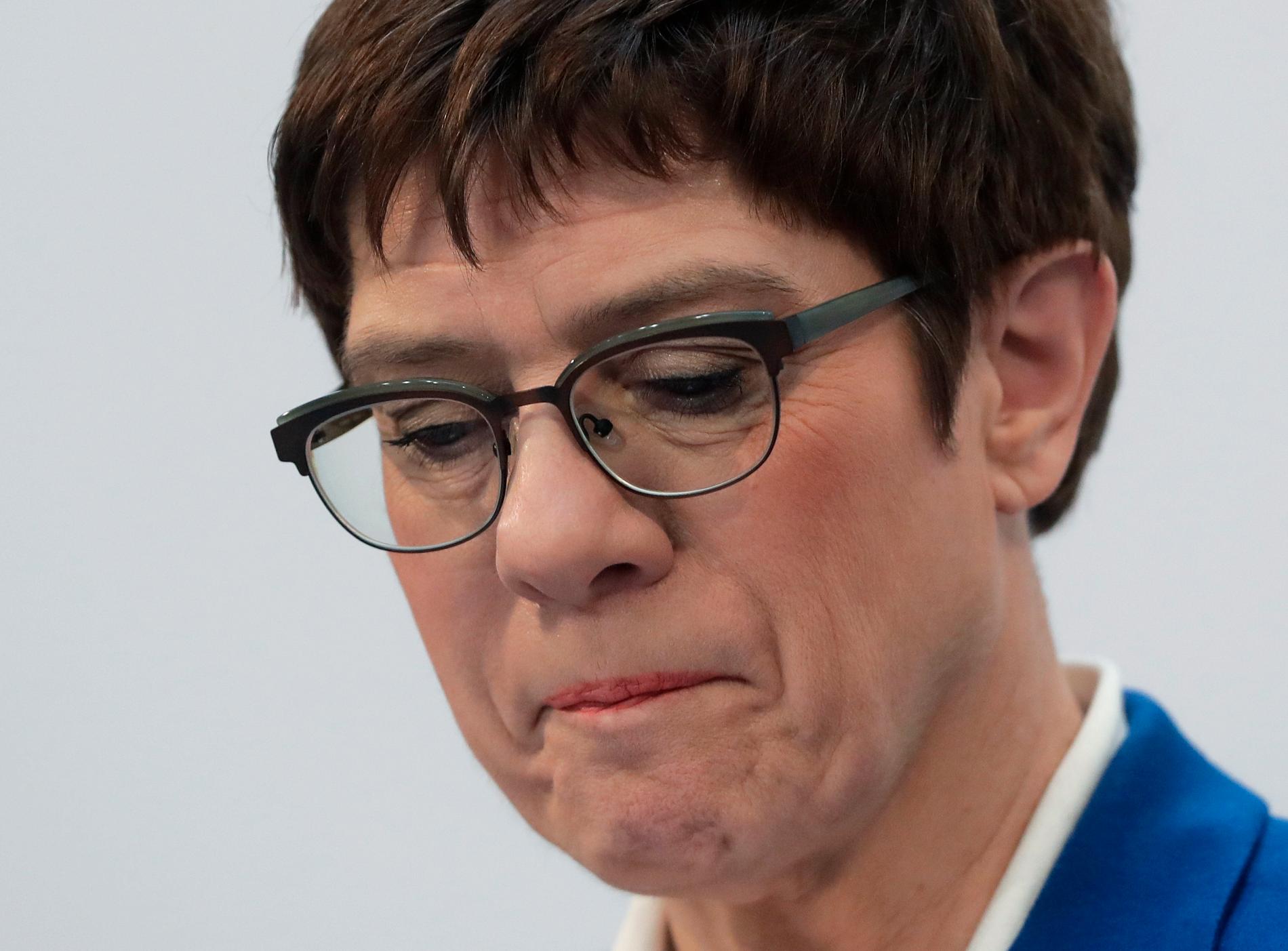 Annegret Kramp-Karrenbauer vill inte efterträda Angela Merkel som tysk förbundskansler. Hennes besked skakar regeringspartiet CDU.