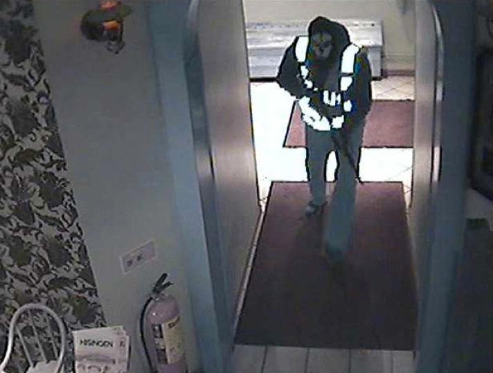 Övervakningsbilder visar den första gärningsmannen när han kommer in i restaurangen där morden begicks.
